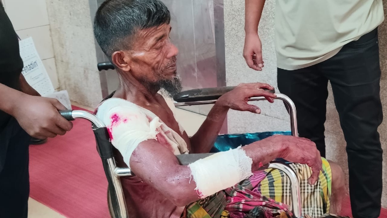 রাস্তা বন্ধ করে ঘর নির্মাণ, সাটুরিয়ায় দুই পক্ষের সংঘর্ষে আহত ৭